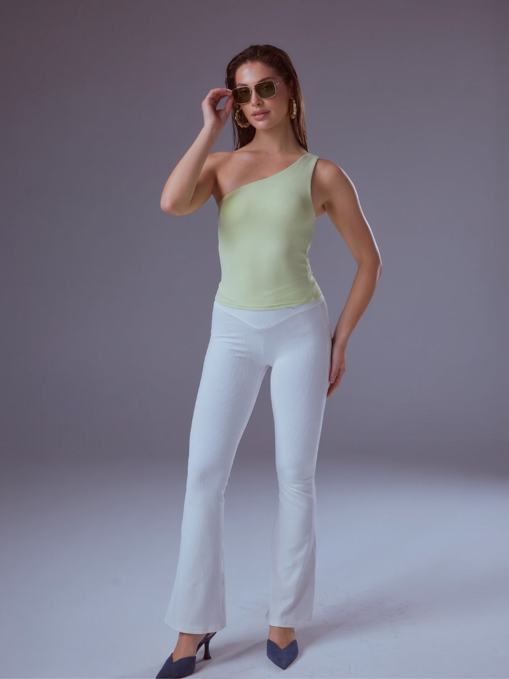 Sleek One-Shoulder Black Crop Top – Stretch Performance
